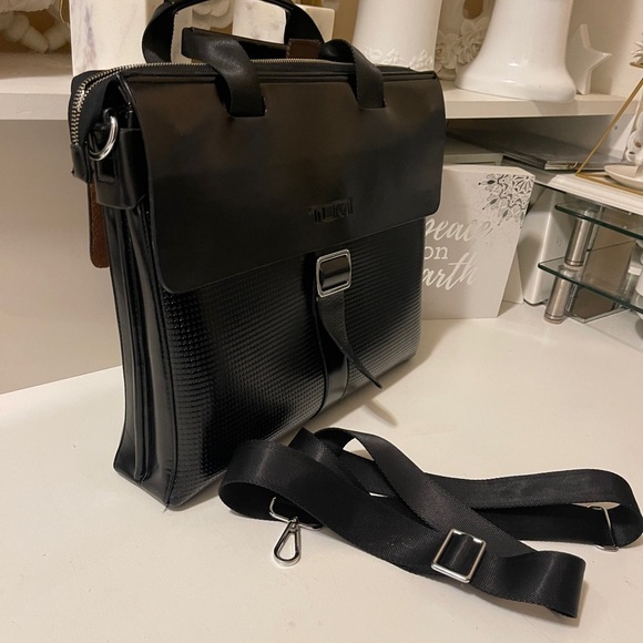 Beautiful laptop or office bag copy of name brand good quality - Picture 2 of 16